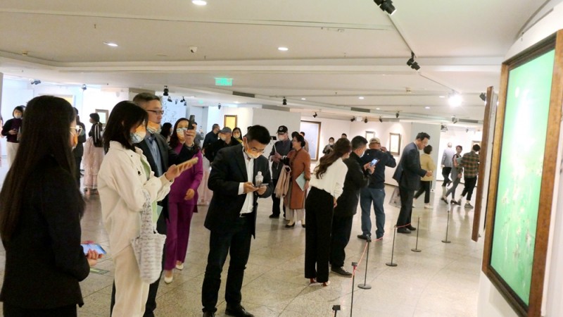 点击打开原图 《莲开盛世》王国平禅境油画展5月1日在中华世纪坛开幕