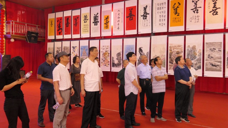 点击打开原图 任家庄:小山村举办全球善文化书画展
